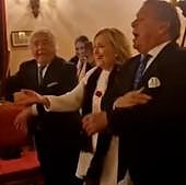 Hillary Clinton baila La Macarena junto con Los del Río