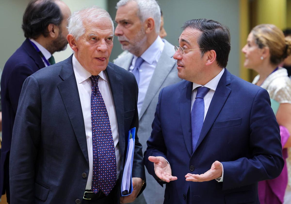 El jefe de la diplomacia europea, Josep Borrell, charla con el ministro de Exteriores español, José Manuel Albares.