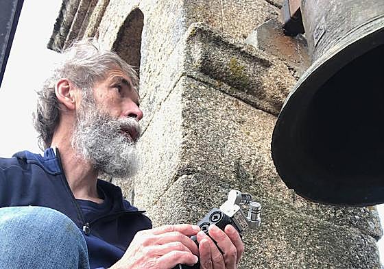 Silverio graba el sonido de una campana en la parroquia de San Martiño de Pazó, en Allariz (Orense).