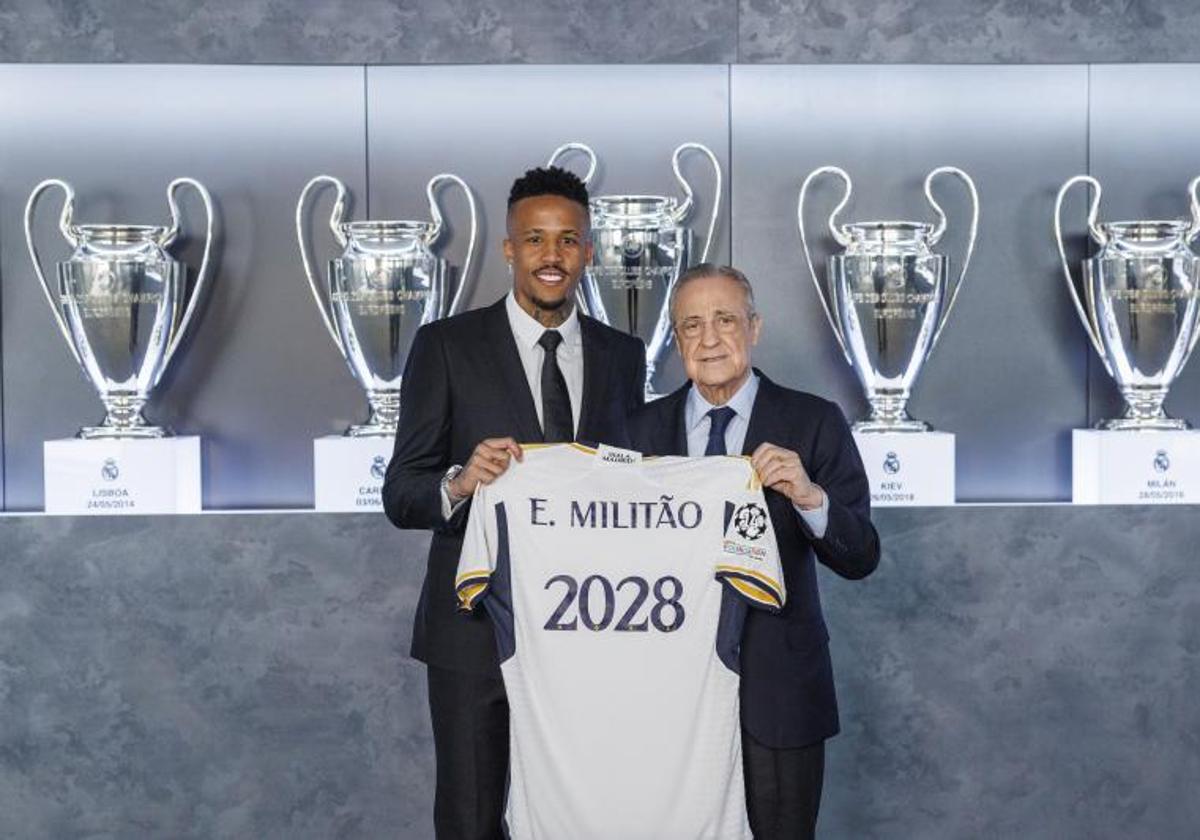 Éder Militao posa junto a Florentino Pérez tras sellar su renovación con el Real Madrid.