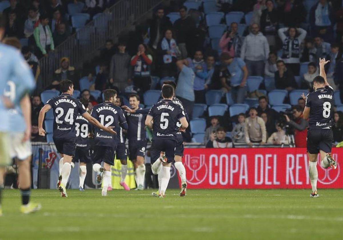 Los jugadores de la Real Sociedad celebran el gol de Becker.