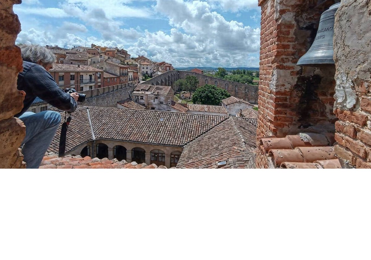 Imagen principal - Sobre estas líneas y de arriba abajo, Silverio fotografía una campana del Monasterio de Lerma. Imagen de Santos, el campanero de Barbadillo del Mercado, en Burgos. Y Silverio bromea bajo una campana en una iglesia de Zuia, en Álava