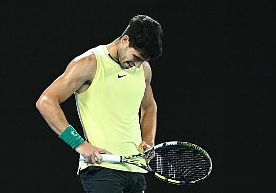 Carlos Alcaraz lamenta uno de sus muchos errores en la derrota ante Zverev.