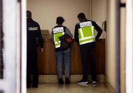 Tres policías en el edificio donde vivía la víctima