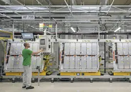 Un operario en el taller de ensamblaje de baterías de Skoda en Mlada Boleslav (Chequia).