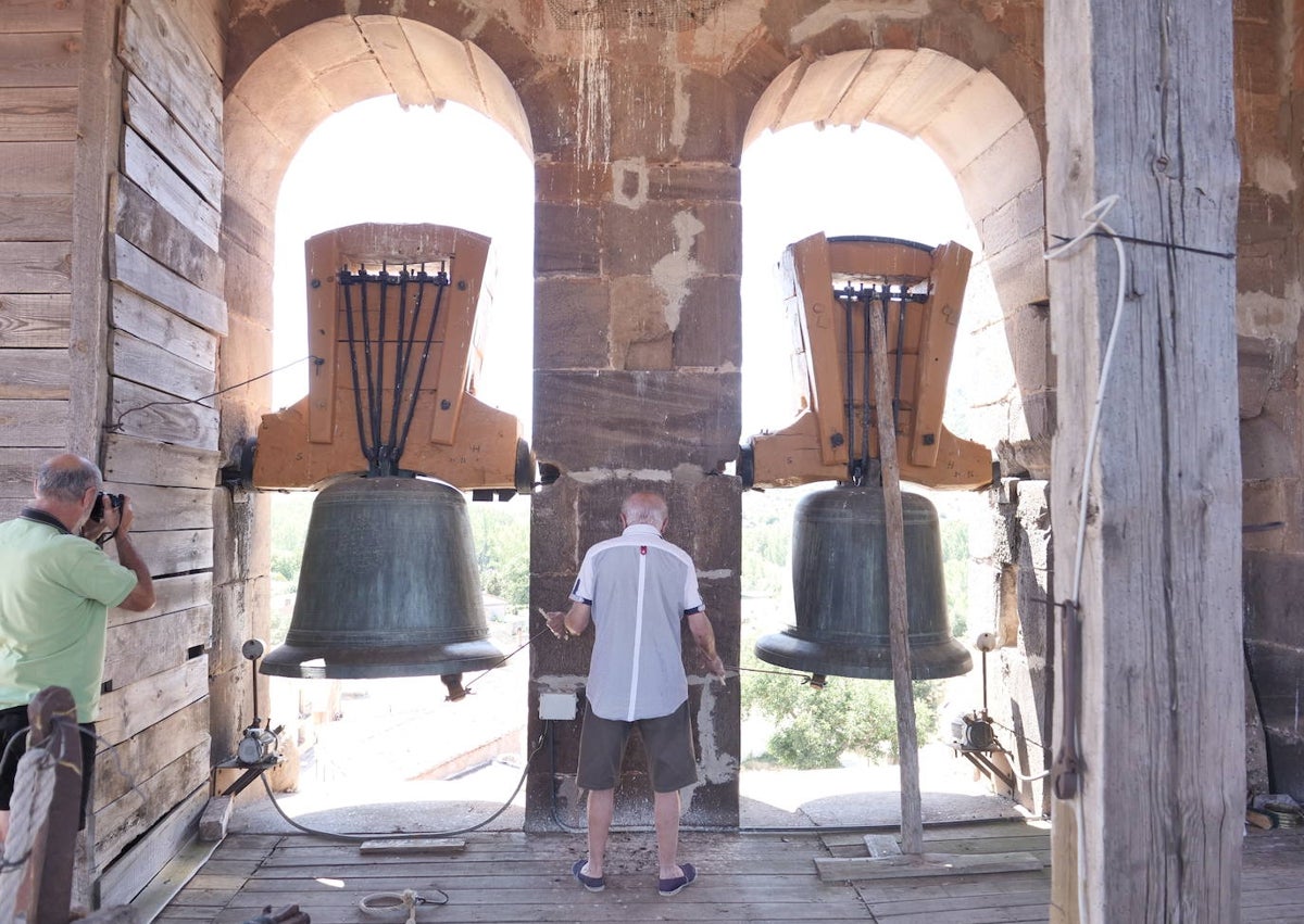 Imagen secundaria 1 - Sobre estas líneas y de arriba abajo, Silverio fotografía una campana del Monasterio de Lerma. Imagen de Santos, el campanero de Barbadillo del Mercado, en Burgos. Y Silverio bromea bajo una campana en una iglesia de Zuia, en Álava