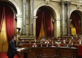 El presidente de la Generalitat, Pere Aragonès, interviene ante el pleno del Parlament.