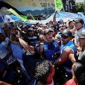 Los argentinos salen a las calles para intentar frenar los recortes de Milei