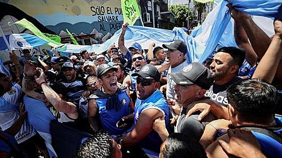 Los argentinos salen a las calles para intentar frenar los recortes de Milei
