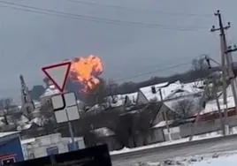 Una bola de fuego emerge tras impactar contra el suelo el avión ruso que se ha estrellado este miércoles en la región de Belgorod.