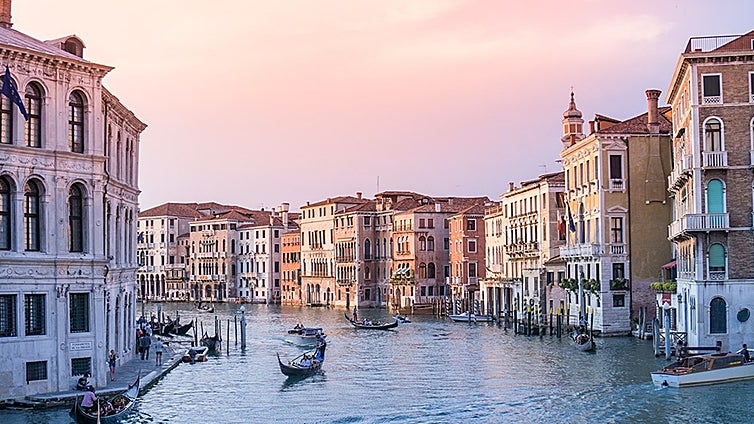 Este San Valentín, sorprende con una escapada romántica a Córcega, Mallorca o Venecia