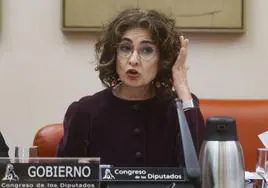 La vicepresidenta primera y ministra de Hacienda, María Jesús Montero, hoy, en la Comisión del Congreso.