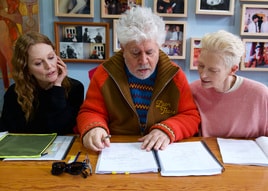 Pedro Almodóvar trabaja en el guion junto a Julianne Moore y Tilda Swinton en las oficinas madrileñas de su productora El Deseo.