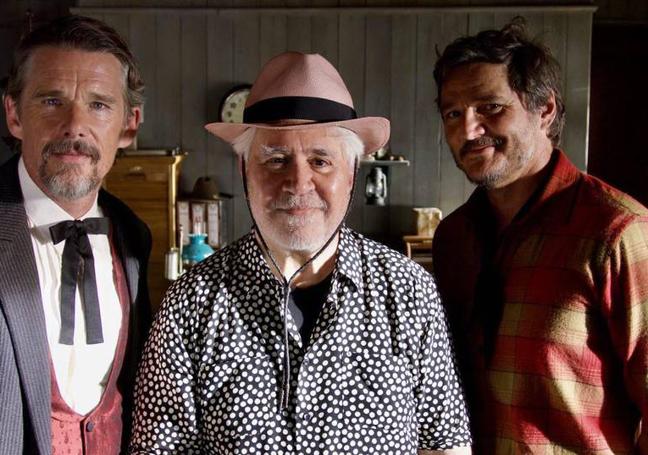 Pedro Almodóvar entre Ethan Hawke y Pedro Pascal en el rodaje de 'Extraña forma de vida'.