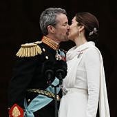 El rey Federico X y la reina María se besan en el balcón tras la proclamación de Federico como nuevo rey de Dinamarca.