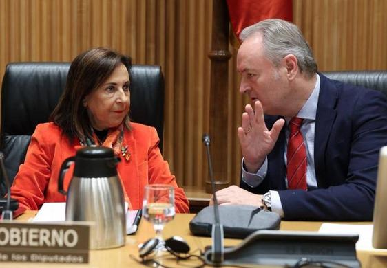 Margarita Robles conversa con Alberto Fabra durante la Comisión de Defensa del Congreos.