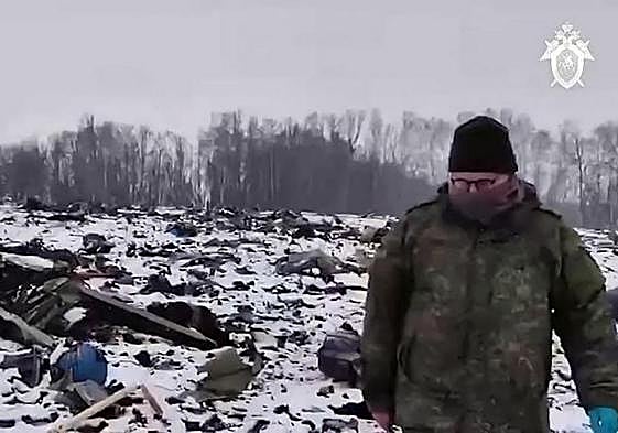 Un experto recaba pruebas en el lugar donde se estrelló el avión ruso.