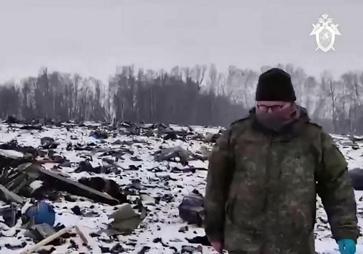 Un experto recaba pruebas en el lugar donde se estrelló el avión ruso.