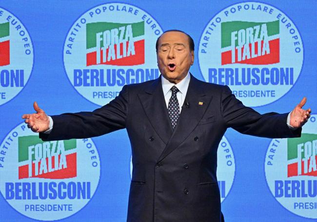 Imagen de archivo del fallecido Silvio Berlusconi en un mitin de Forza Italia.