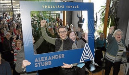 El candidato Alexander Stubb hace un gesto de victoria ante sus seguidores.