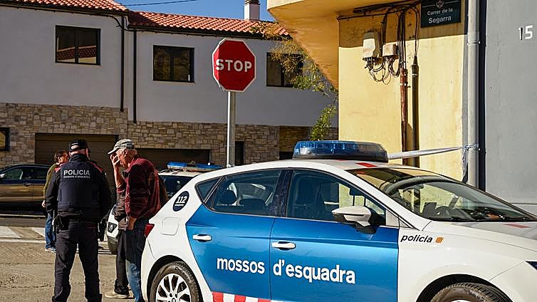 Investigan la muerte de una mujer hallada dentro de un coche en Girona