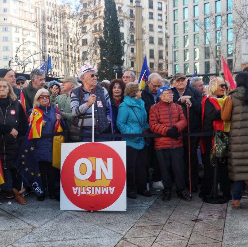 El PP se ha movilizado hoy para oponerse a los pactos entre el PSOE y el independentismo, tras el acuerdo firmado entre Junts y el PSOE para avalar la convalidación de los tres reales decretos ley del Gobierno.