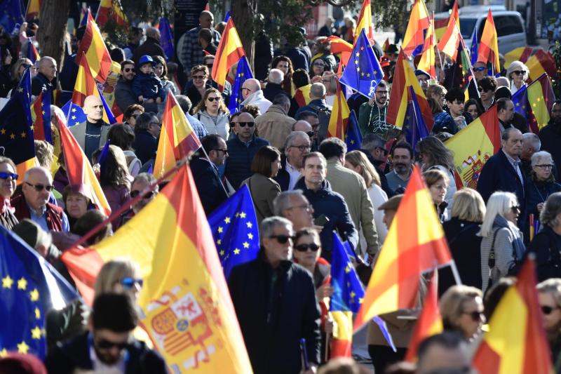 Asistentes a la manifestación en la plaza de España.