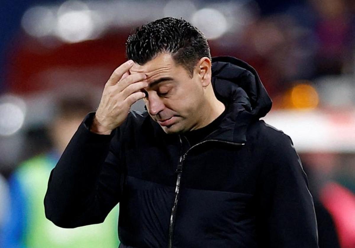 El entrenador Xavi Hernández tras la derrota del FC Barcelona.