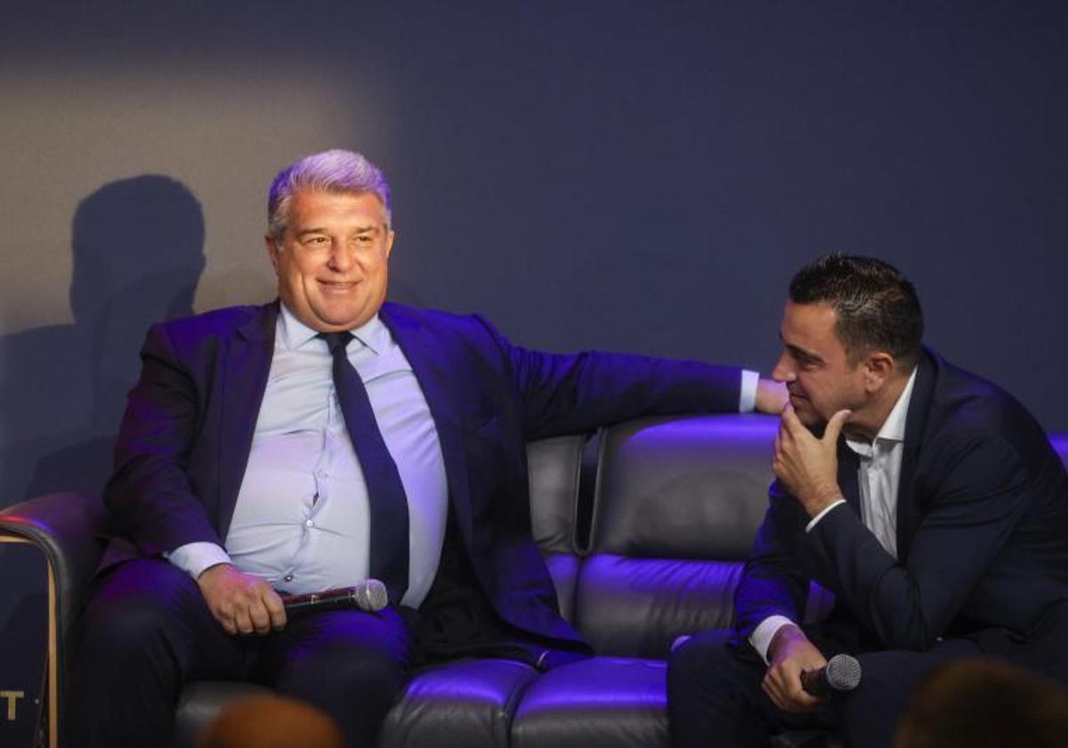 Joan Laporta y Xavi Hernández, durante la despedida de Jordi Alba el pasado año.