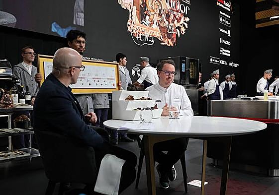 Paco Morales, a la derecha, durante la ponencia.