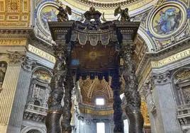 Vista del baldaquino en el altar mayor de la basílica de San Pedro, en el Vaticano.