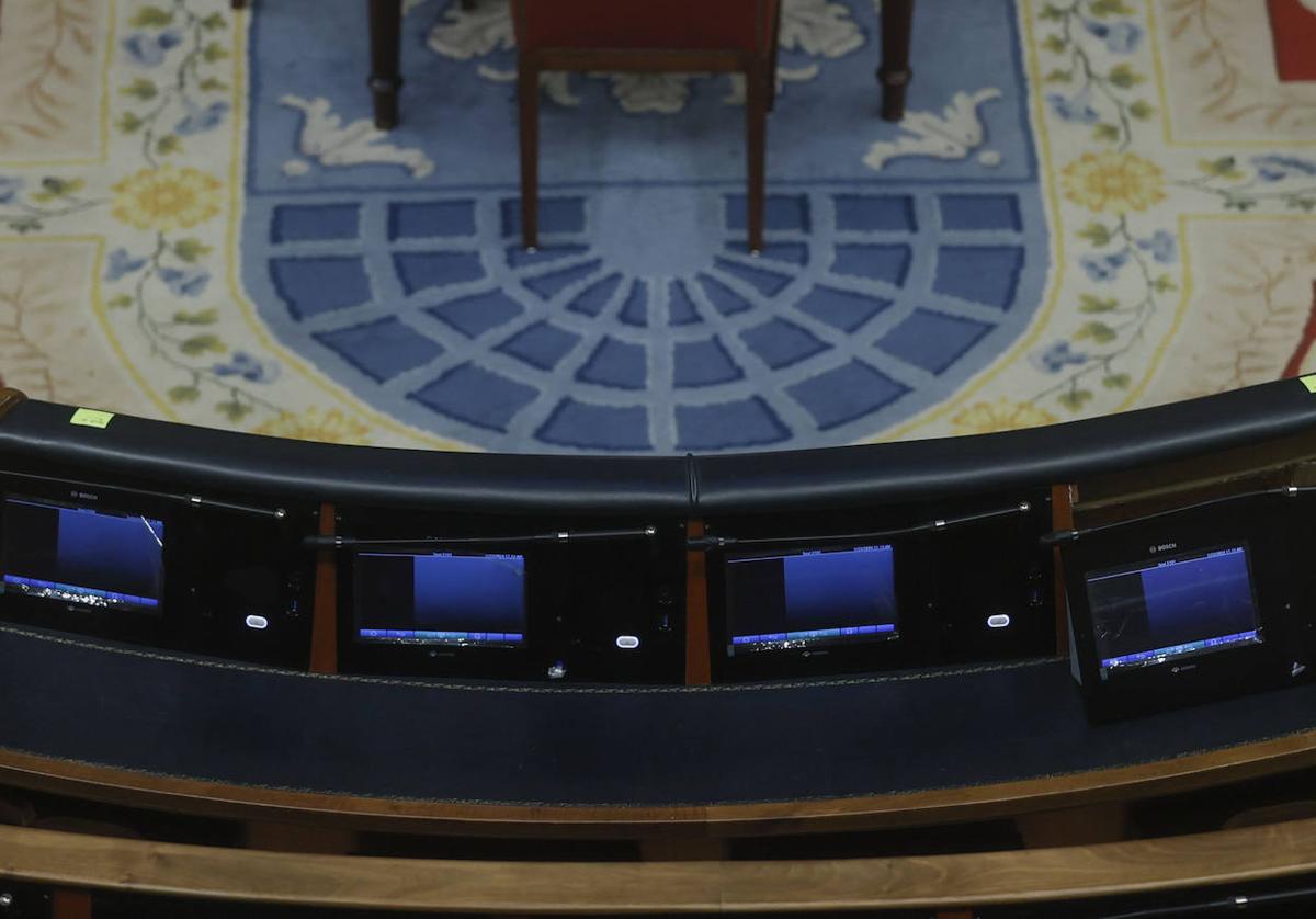 Vista de las pantallas que cada diputado tiene en su escaño en el hemiciclo en el Congreso.