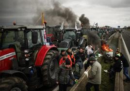 Un grupo de agricultores bloquea una carretera en Jossigny, al este de París.