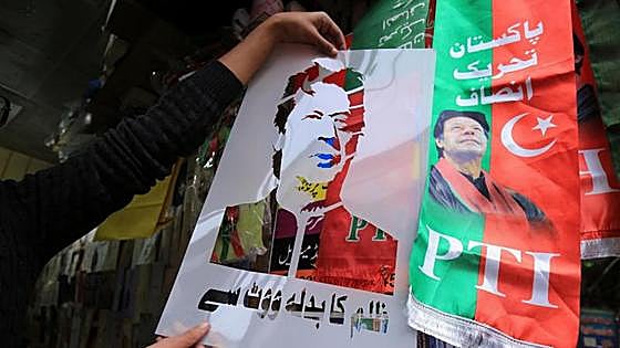 La Justicia paquistaní condena a diez años de prisión al exprimer ministro Imran Khan