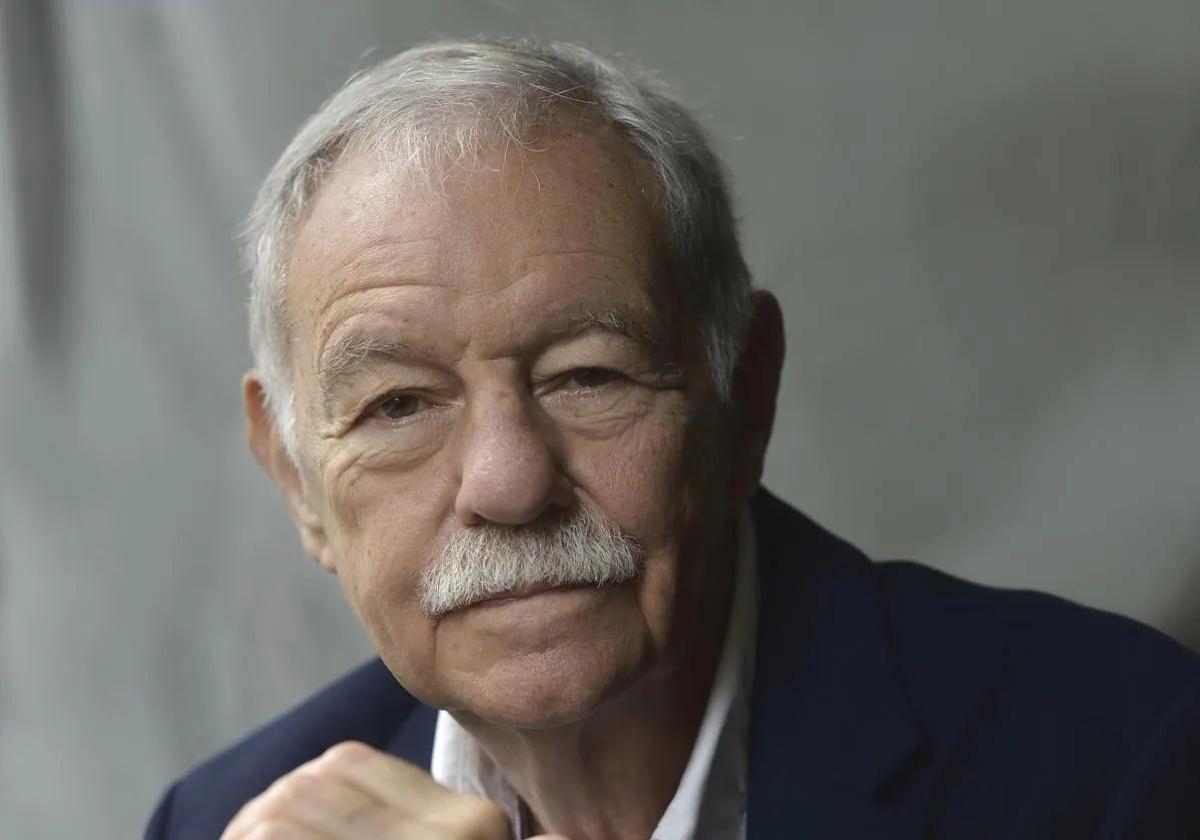 Eduardo Mendoza.