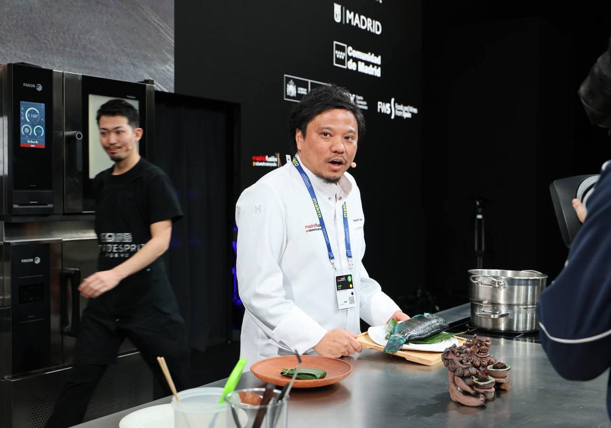 Yasuhiro Tomari muestra la particular cocina de la parte sur de Japón.