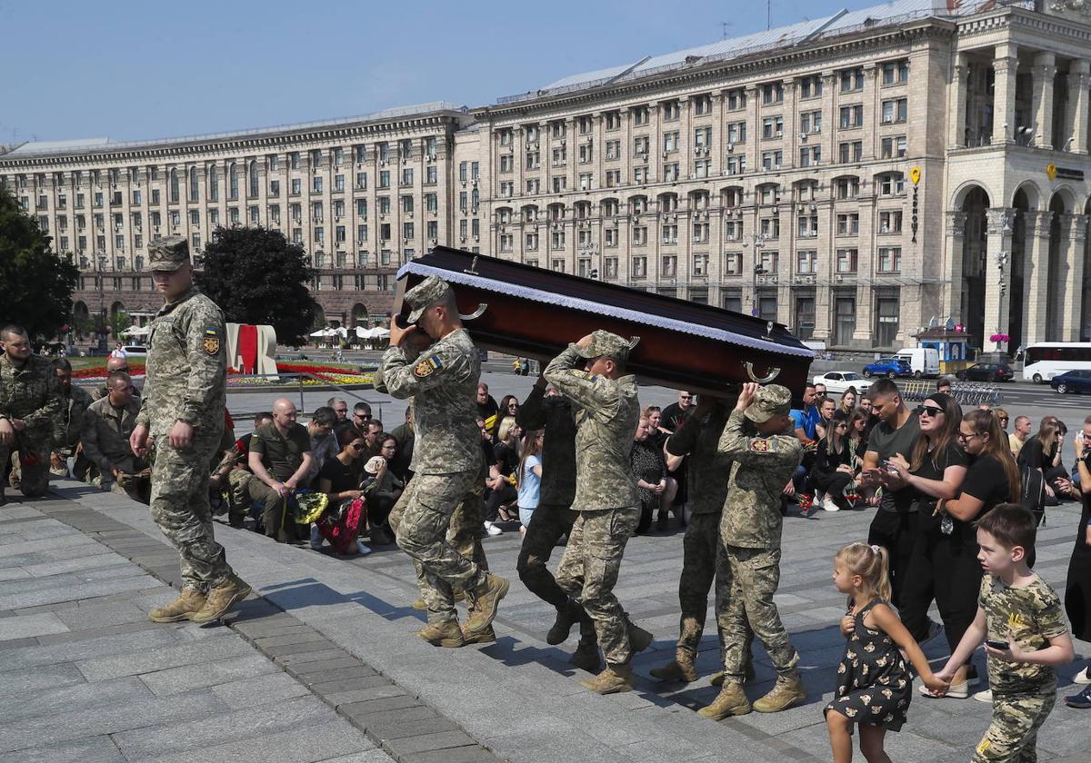 Militares ucranianos portan el ataúd de un compañero durante su despedida en Kiev.