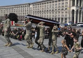 Militares ucranianos portan el ataúd de un compañero durante su despedida en Kiev.