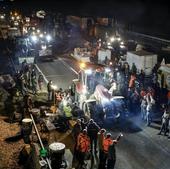 Los agricultores franceses mantienen cien puntos de bloqueo en las carreteras galas