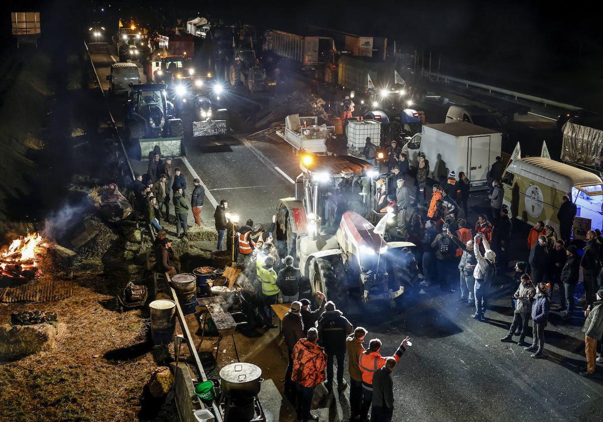 Los agricultores franceses mantienen cien puntos de bloqueo en las carreteras galas