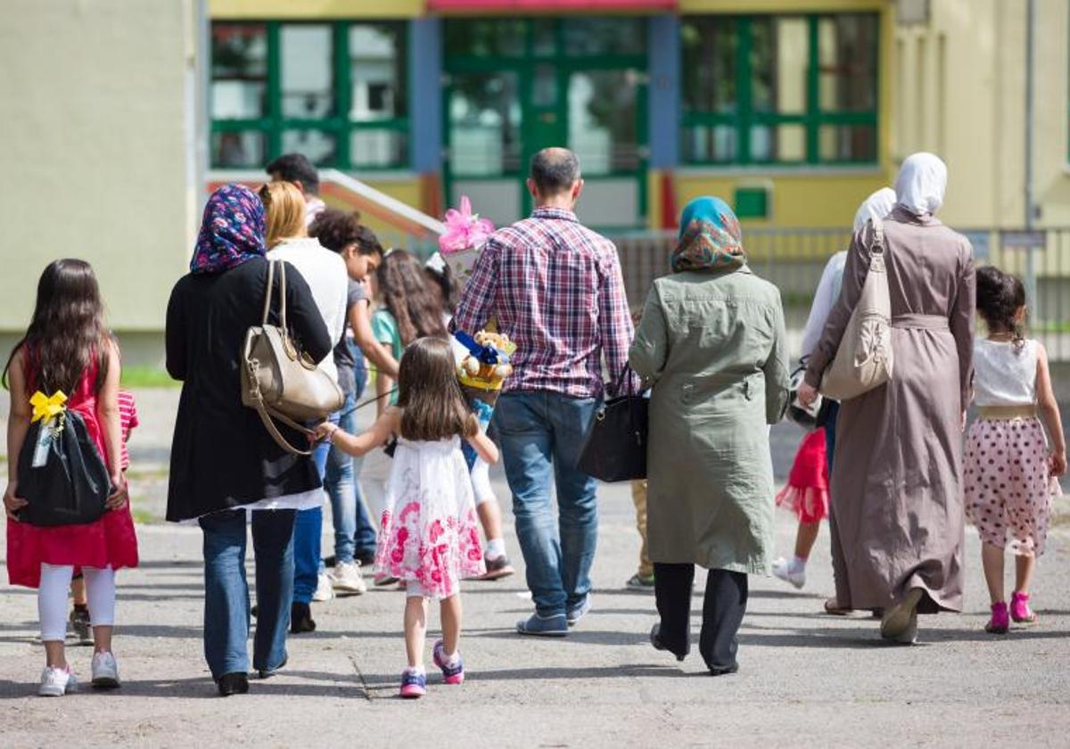 Un grupo de familias de origen inmigrante en una calle de la ciudad de Halle, en Sajonia-Anhalt.