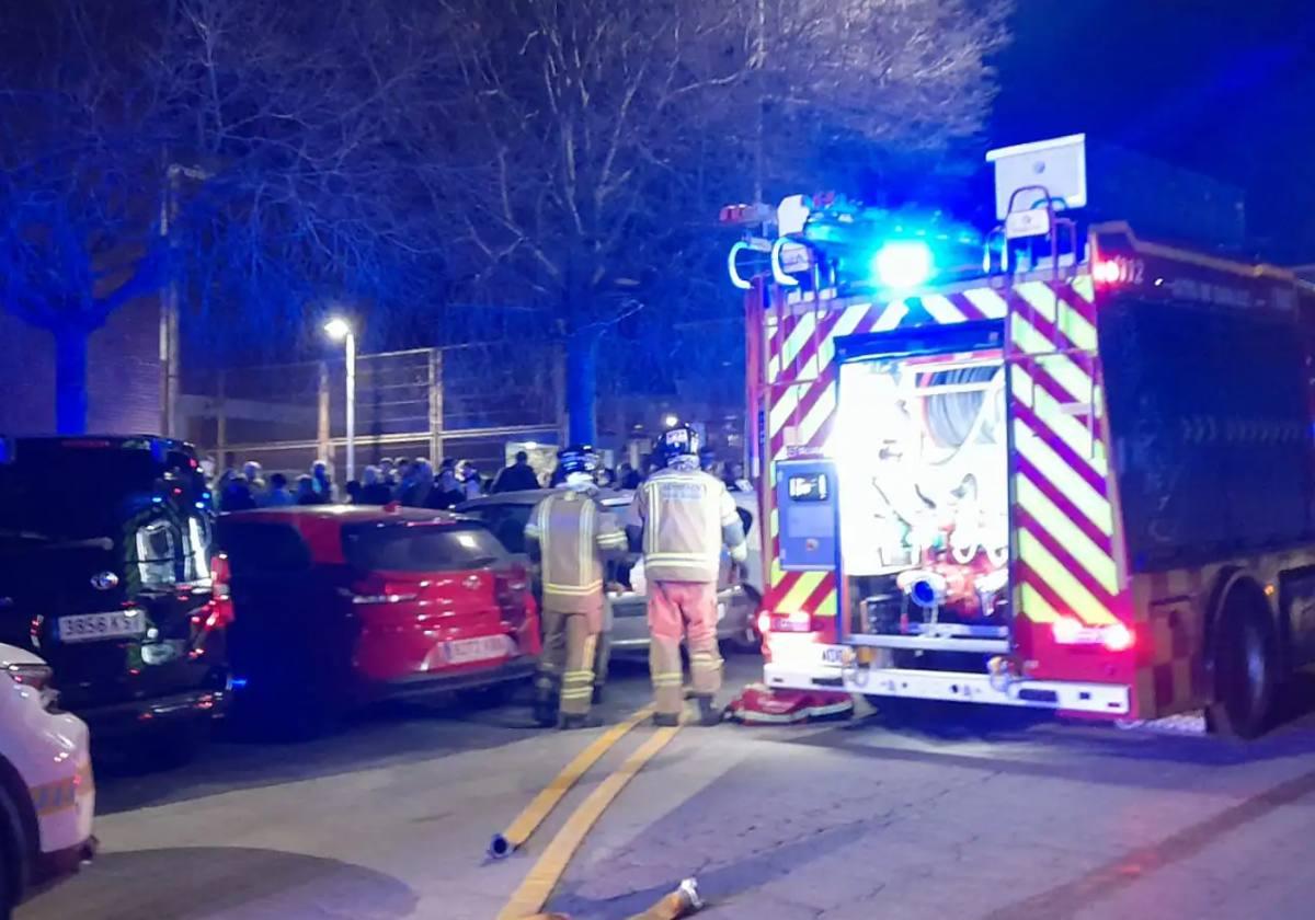 Los bomberos que acudieron al instituto pacense tras la explosión.