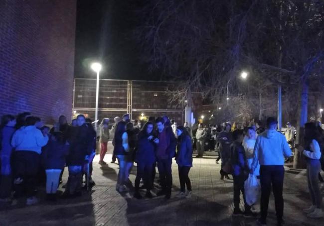 Los alumnos del instituto San Fernando de Badajoz aguardan noticias en el patio del centro.