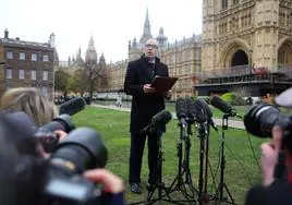 El secretario de estado británico para Irlanda del Norte, Chris Heaton-Harris, comparece ante los medios frente al Parlamento en Londres.