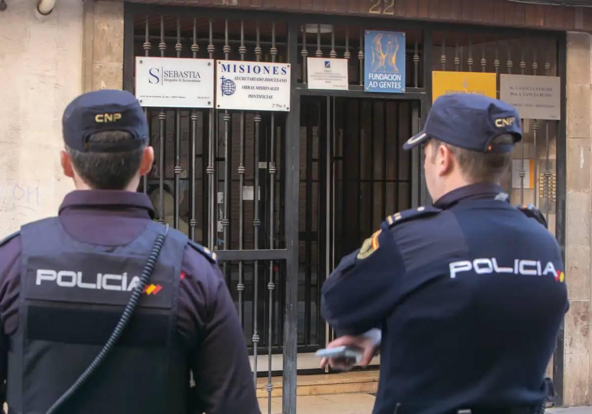 Dos policías en la entrada del edificio donde tuvo lugar el crimen.