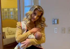 Hannah Neeleman, concursante de Miss World en Las Vegas, posa con su bebé recién nacida.
