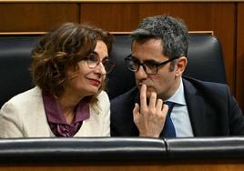 María Jesús Montero y Félix Bolaños durante el pleno de este martes en el Congreso.