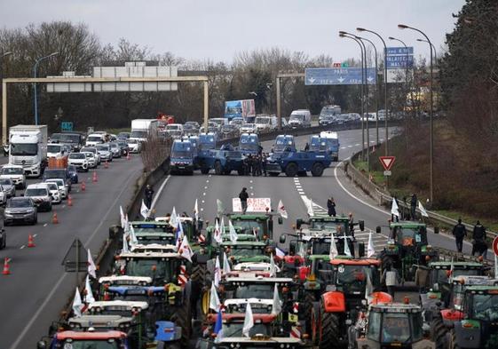 La Gendarmería impidió el avance de los tractores de los agricultores que se dirigían a Rungis por la autopista A6 a la altura de Chilly-Mazarin.