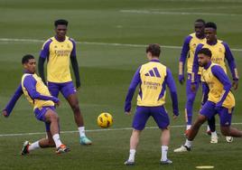 Los jugadores del Real Madrid preparan el partido ante el Getafe.