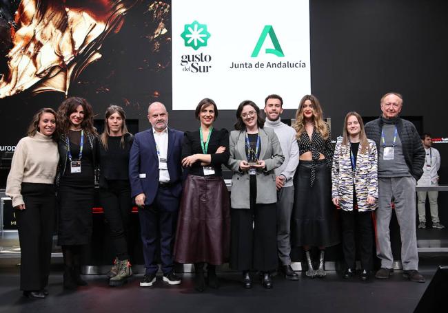 Foto de familia con la ganadora a Sala Revelación.